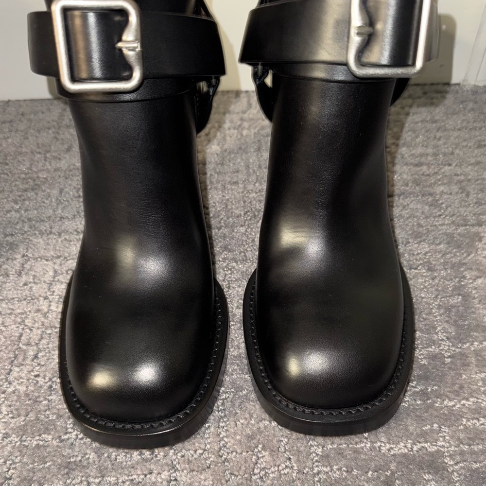 BURBERRY
Black Leather Ankle Boots
Women's - Picture 14 of 16